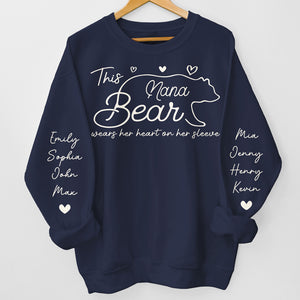 Cette maman ours porte son cœur sur sa manche - Sweat-shirt unisexe personnalisé avec motif sur la manche - Cadeau pour maman
