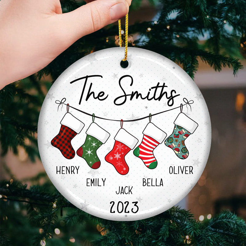 C'est la plus belle période de l'année - Ornement personnalisé pour la famille - Forme ronde en céramique - Cadeau de Noël pour les membres de la famille