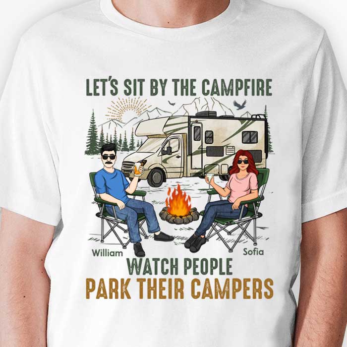 Asseyons-nous près du feu de camp et regardons les gens garer leurs campeurs - T-shirt unisexe personnalisé, sweat à capuche, sweat-shirt - Cadeau pour couple, mari, femme, anniversaire, fiançailles, mariage, mariage, cadeau de camping