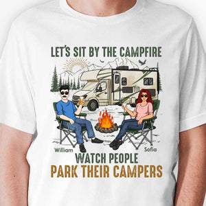 Asseyons-nous près du feu de camp et regardons les gens garer leurs campeurs - T-shirt unisexe personnalisé, sweat à capuche, sweat-shirt - Cadeau pour couple, mari, femme, anniversaire, fiançailles, mariage, mariage, cadeau de camping