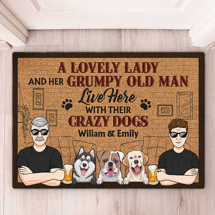 Une charmante dame et son vieil homme grincheux vivent ici - Tapis décoratif personnalisé pour chien - Cadeau pour couples, propriétaires d'animaux et amoureux des animaux