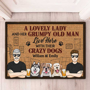 Une charmante dame et son vieil homme grincheux vivent ici - Tapis décoratif personnalisé pour chien - Cadeau pour couples, propriétaires d'animaux et amoureux des animaux