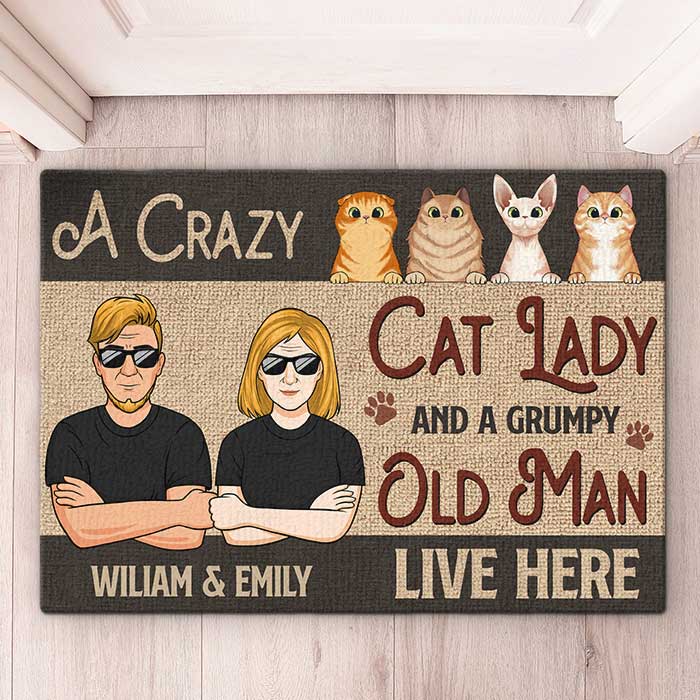 Une folle aux chats et un vieil homme grincheux vivent ici - Tapis décoratif personnalisé pour chat - Cadeau pour couples, propriétaires d'animaux et amoureux des animaux
