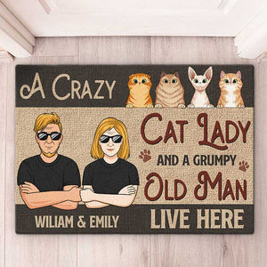 Une folle aux chats et un vieil homme grincheux vivent ici - Tapis décoratif personnalisé pour chat - Cadeau pour couples, propriétaires d'animaux et amoureux des animaux