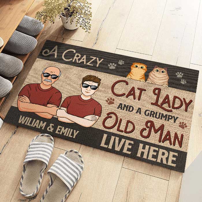 Une folle aux chats et un vieil homme grincheux vivent ici - Tapis décoratif personnalisé pour chat - Cadeau pour couples, propriétaires d'animaux et amoureux des animaux