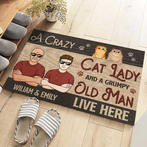 Une folle aux chats et un vieil homme grincheux vivent ici - Tapis décoratif personnalisé pour chat - Cadeau pour couples, propriétaires d'animaux et amoureux des animaux