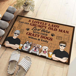 Une charmante dame et son vieil homme grincheux vivent ici - Tapis décoratif personnalisé pour chien - Cadeau pour couples, propriétaires d'animaux et amoureux des animaux
