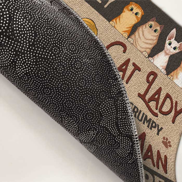Une folle aux chats et un vieil homme grincheux vivent ici - Tapis décoratif personnalisé pour chat - Cadeau pour couples, propriétaires d'animaux et amoureux des animaux