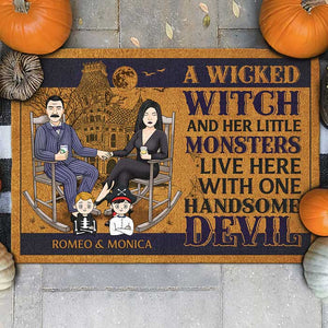 Une méchante sorcière et un beau diable vivent ici avec leurs petits monstres - Tapis décoratif personnalisé - Cadeau pour couple, mari et femme, cadeau d'Halloween