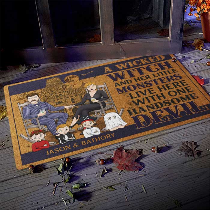 Une méchante sorcière et un beau diable vivent ici avec leurs petits monstres - Tapis décoratif personnalisé - Cadeau pour couple, mari et femme, cadeau d'Halloween