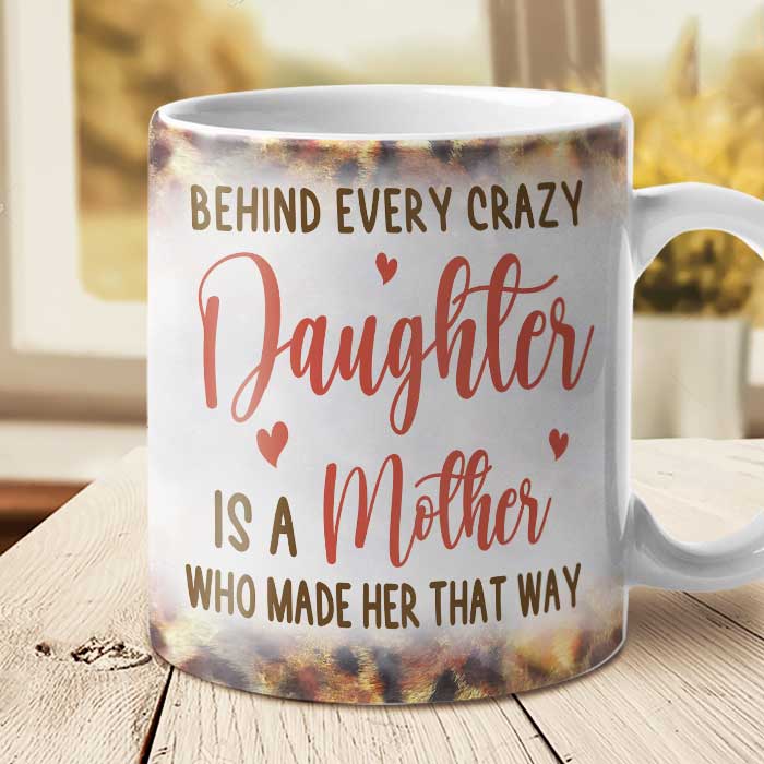 Derrière chaque fille folle se cache une mère - Cadeau pour maman, grand-mère - Tasse personnalisée