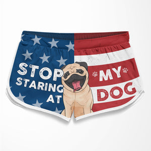 Arrêtez de regarder mon chien - Short de plage personnalisé pour couple - Cadeau pour les amoureux des animaux