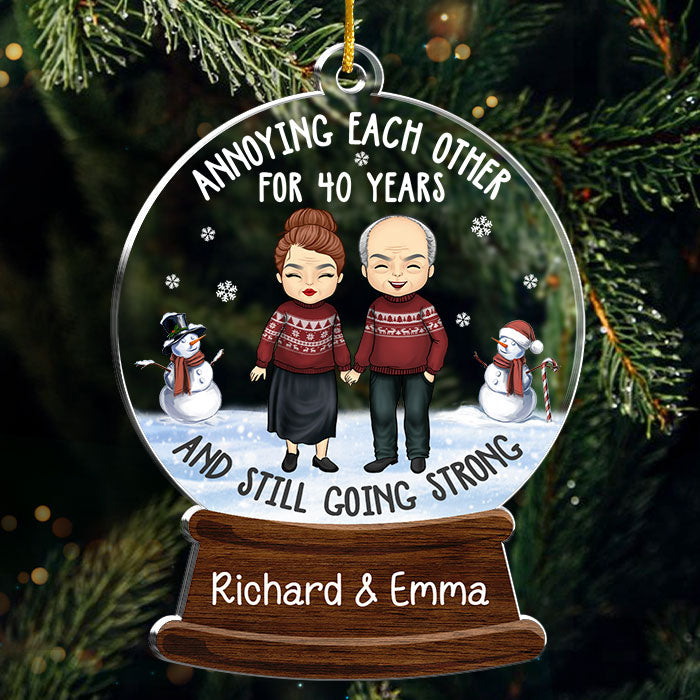 S'agacer les uns les autres et continuer à être forts - Décoration de Noël personnalisée en acrylique en forme de boule de neige - Cadeau pour couple, mari et femme, anniversaire, fiançailles, mariage, cadeau de mariage, cadeau de Noël