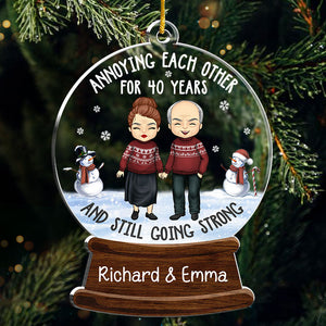S'agacer les uns les autres et continuer à être forts - Décoration de Noël personnalisée en acrylique en forme de boule de neige - Cadeau pour couple, mari et femme, anniversaire, fiançailles, mariage, cadeau de mariage, cadeau de Noël