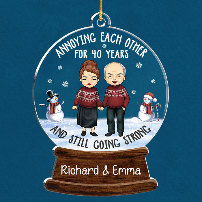 S'agacer les uns les autres et continuer à être forts - Décoration de Noël personnalisée en acrylique en forme de boule de neige - Cadeau pour couple, mari et femme, anniversaire, fiançailles, mariage, cadeau de mariage, cadeau de Noël