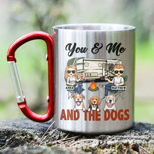 Toi, moi et les chiens - Mug de camping personnalisé avec mousqueton - Cadeau pour les amateurs de camping