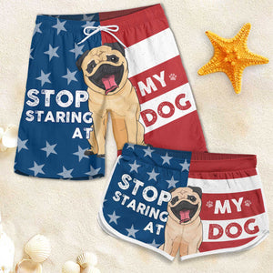 Arrêtez de regarder mon chien - Short de plage personnalisé pour couple - Cadeau pour les amoureux des animaux
