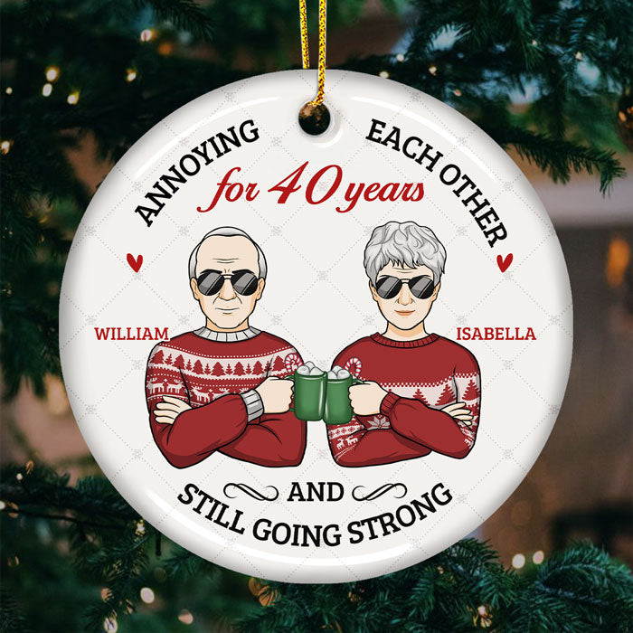 S'agacer les uns les autres et continuer à être forts - Décoration de Noël ronde personnalisée en céramique - Cadeau pour couple, mari et femme, anniversaire, fiançailles, mariage, cadeau de mariage, cadeau de Noël