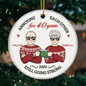S'agacer les uns les autres et continuer à être forts - Décoration de Noël ronde personnalisée en céramique - Cadeau pour couple, mari et femme, anniversaire, fiançailles, mariage, cadeau de mariage, cadeau de Noël