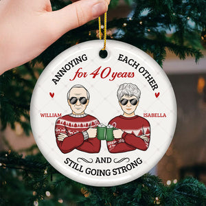 S'agacer les uns les autres et continuer à être forts - Décoration de Noël ronde personnalisée en céramique - Cadeau pour couple, mari et femme, anniversaire, fiançailles, mariage, cadeau de mariage, cadeau de Noël