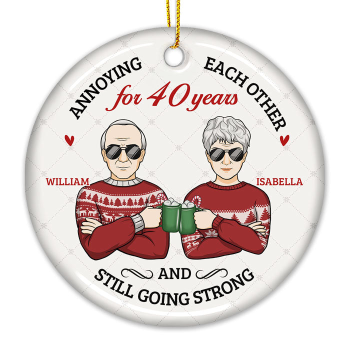 S'agacer les uns les autres et continuer à être forts - Décoration de Noël ronde personnalisée en céramique - Cadeau pour couple, mari et femme, anniversaire, fiançailles, mariage, cadeau de mariage, cadeau de Noël