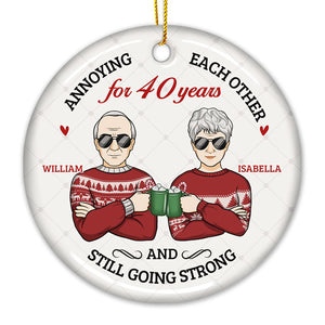 S'agacer les uns les autres et continuer à être forts - Décoration de Noël ronde personnalisée en céramique - Cadeau pour couple, mari et femme, anniversaire, fiançailles, mariage, cadeau de mariage, cadeau de Noël