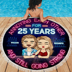 Serviette de plage ronde personnalisée « On s'ennuie les uns les autres depuis des années » - Cadeau pour couple, mari et femme