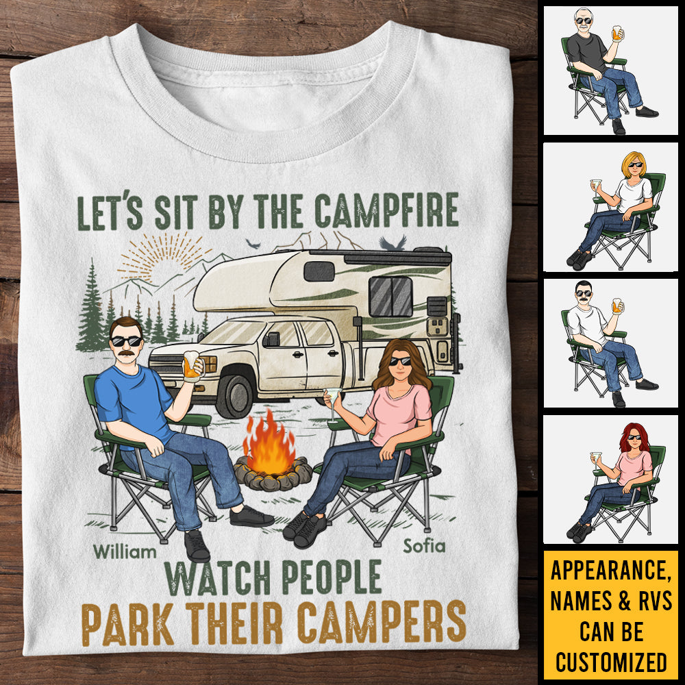 Asseyons-nous près du feu de camp et regardons les gens garer leurs campeurs - T-shirt unisexe personnalisé, sweat à capuche, sweat-shirt - Cadeau pour couple, mari, femme, anniversaire, fiançailles, mariage, mariage, cadeau de camping