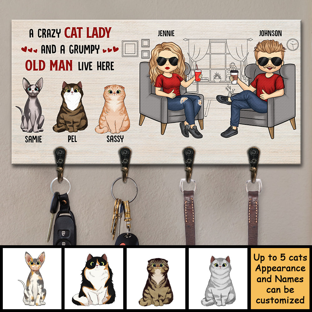 Une folle aux chats et un vieil homme grincheux vivent ici - Porte-clés personnalisé, porte-clés - Cadeau pour couples, mari et femme
