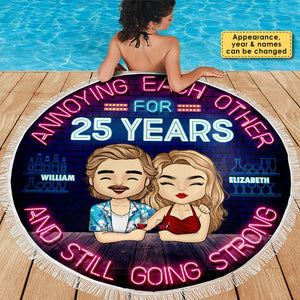 Serviette de plage ronde personnalisée « On s'ennuie les uns les autres depuis des années » - Cadeau pour couple, mari et femme