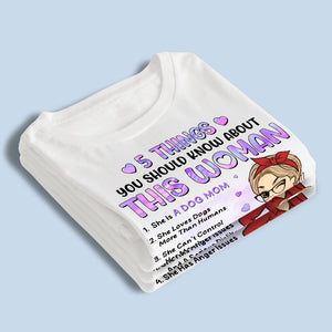 Elle est une maman de chien - T-shirt unisexe personnalisé, sweat à capuche, sweat-shirt - Cadeau pour les propriétaires d'animaux et les amoureux des animaux